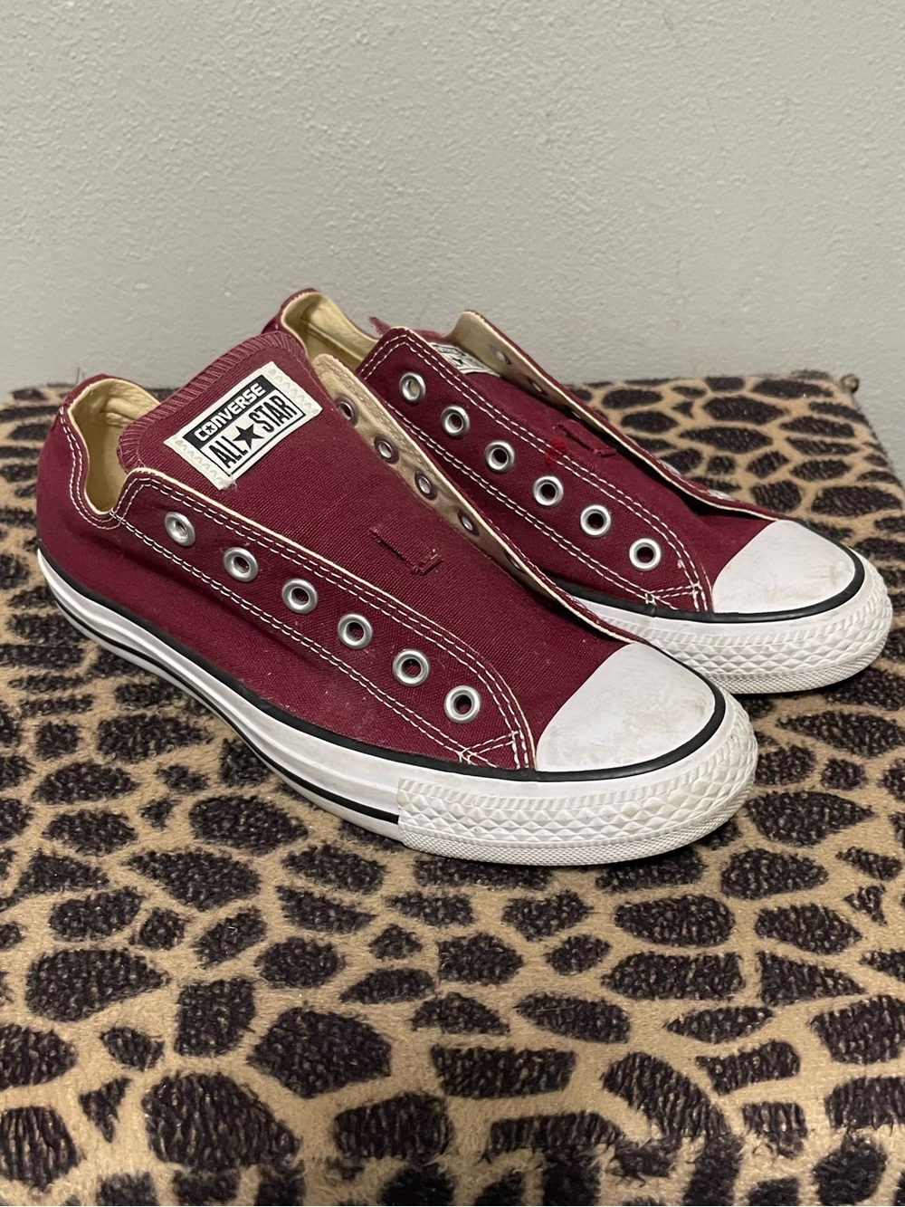 Converse All Star Low Top Casual Fashion Sneakers Maroon Womens 9